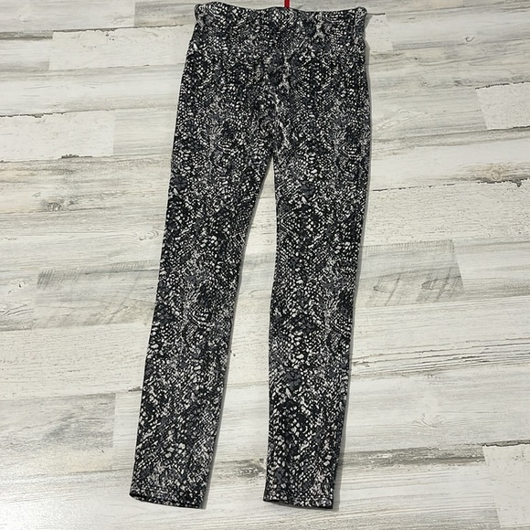 Spanx Snake Print Leggings Size Medium - Picture 4 of 11
